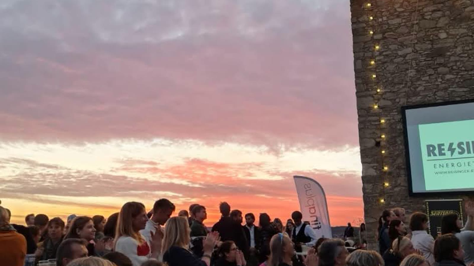 Der Himmel über dem Tabor glüht im Abendrot, davor das Publikum