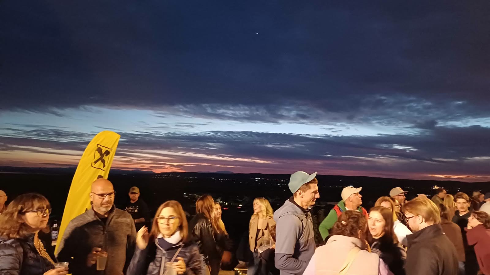 Die Menschenmenge am Tabor in der Dämmerung