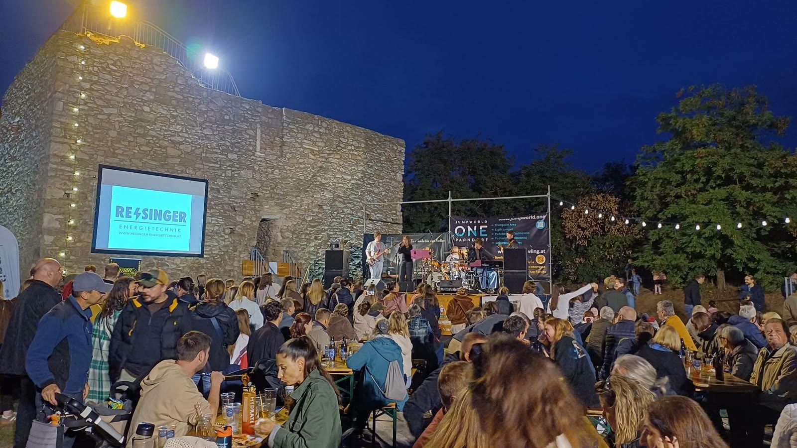 Die Ruine Tabor am Abend, Lichterkette über der Menge